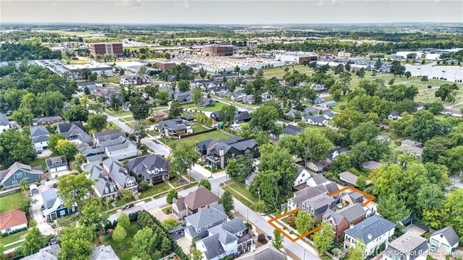 Building Photo - 242 SW D St