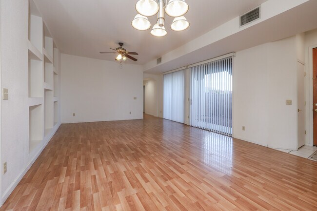 Building Photo - 2927 N Cardell Cir