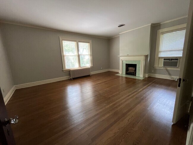 Building Photo - Central Gardens home with 4BR/2ba up w off...