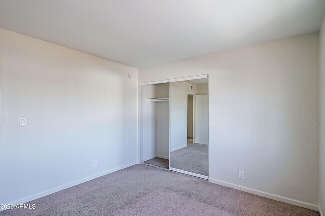 Building Photo - 1237 E Lawrence Ln