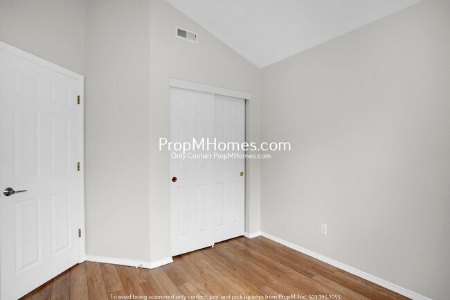 Building Photo - Updated Three Bedroom Townhome Near Nike & Intel!