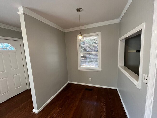 Building Photo - Move In Ready!! Cozy Brick Home, in North Columbus. Located off of Airport Thruway!! HAPP Accepted.