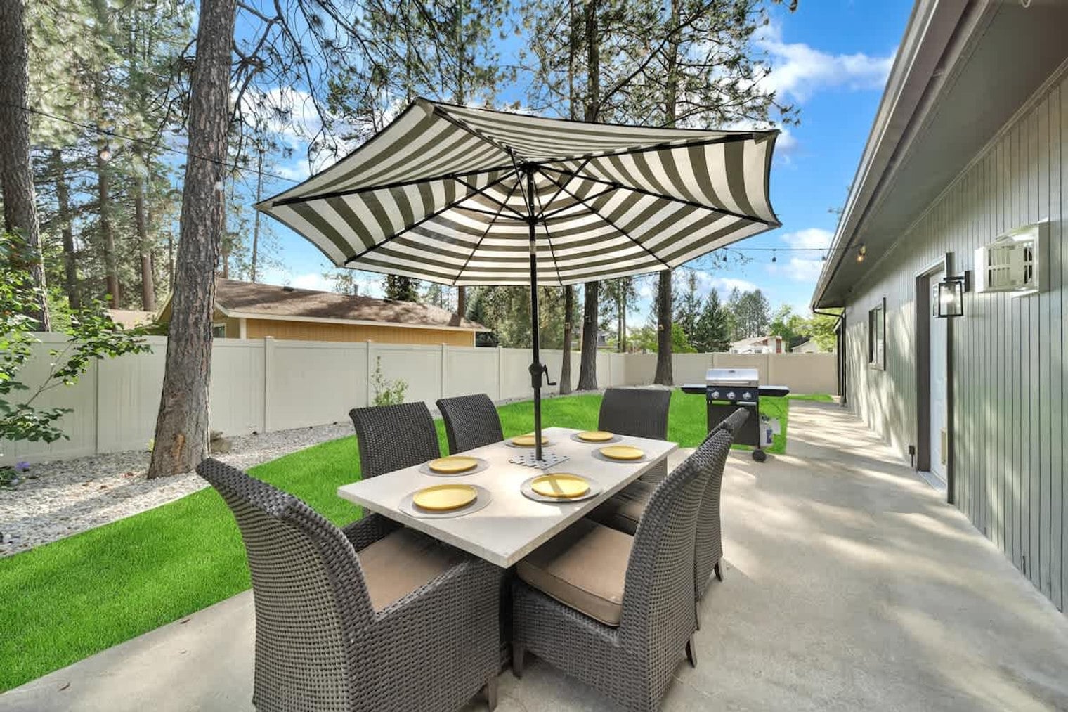 Building Photo - 5999 N Pinegrove Dr