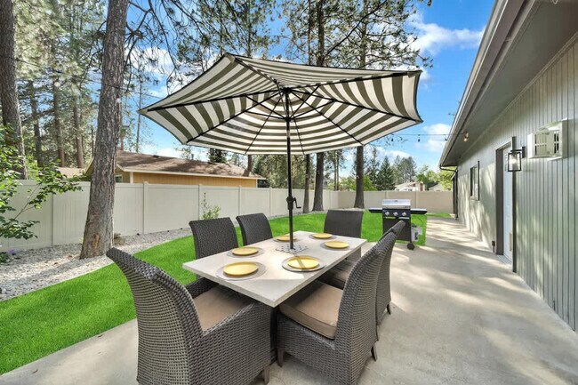 Building Photo - 5999 N Pinegrove Dr