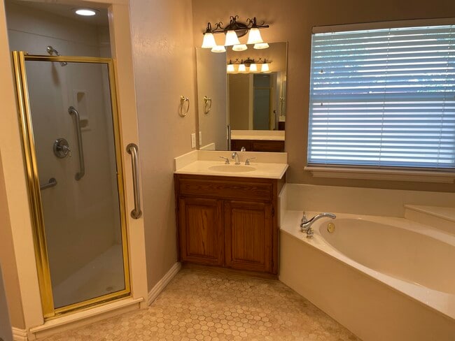 Building Photo - 3014 S Manor Ct