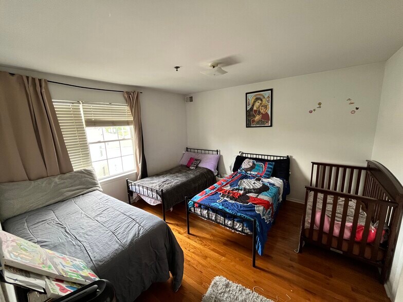 Bedroom 1-upstairs - 566 Pennsylvania Ave