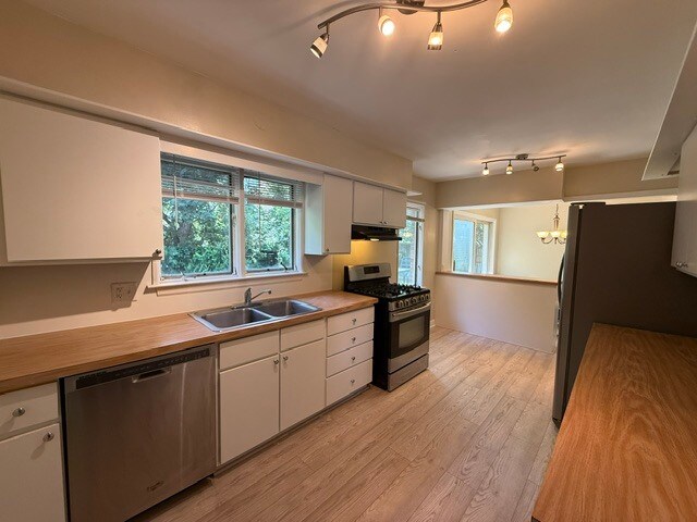 Kitchen - 902 Coolidge Ave
