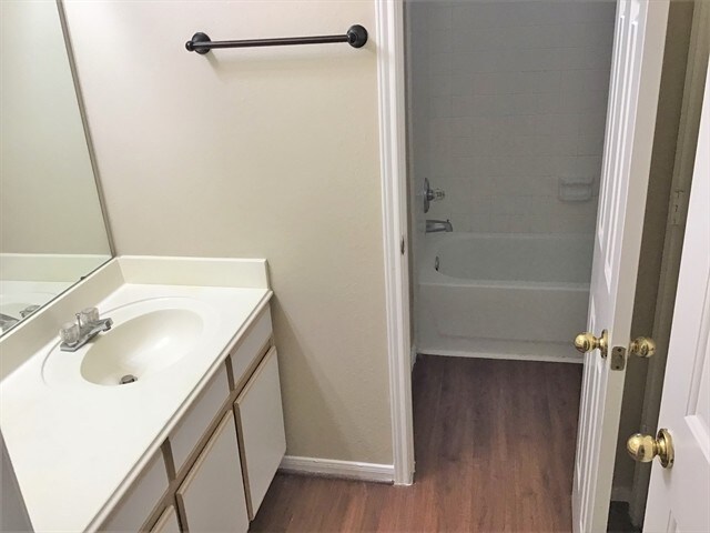 Building Photo - 1805 Manor Cir