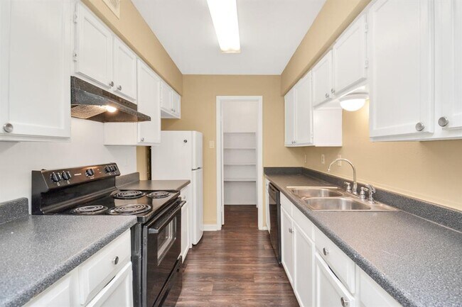 Building Photo - 7400 Bellerive Dr