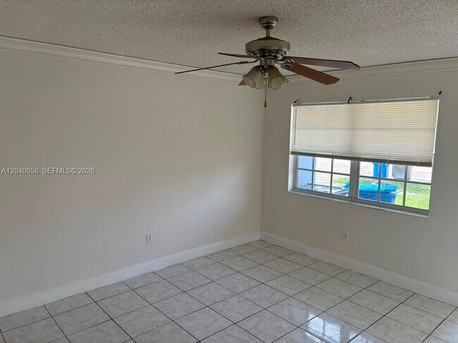 Building Photo - 5411 SW 38th Ct