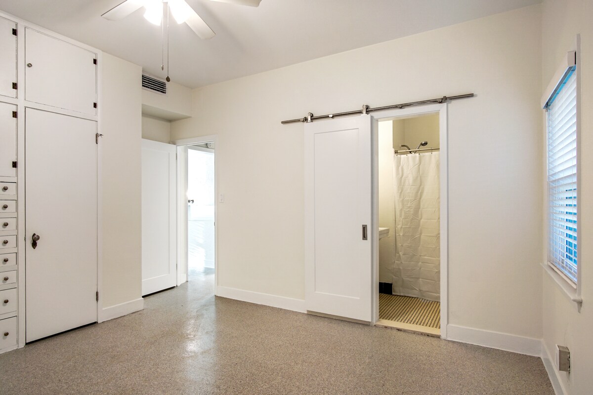 Building Photo - 1647 Lake Ella Dr