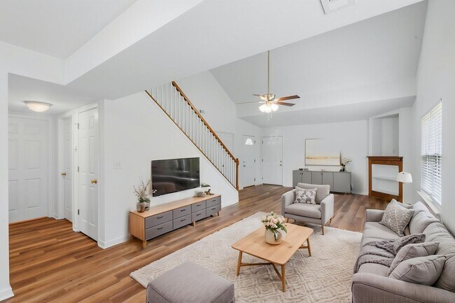 Building Photo - 1713-1715-1715 Louise Cir