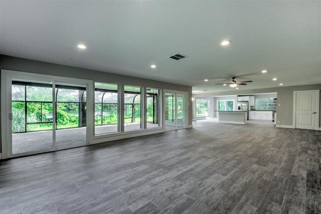 Building Photo - 915 Brook Forest Dr