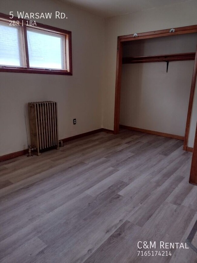 Building Photo - 2 Bedroom Upper Apartment with potential f...