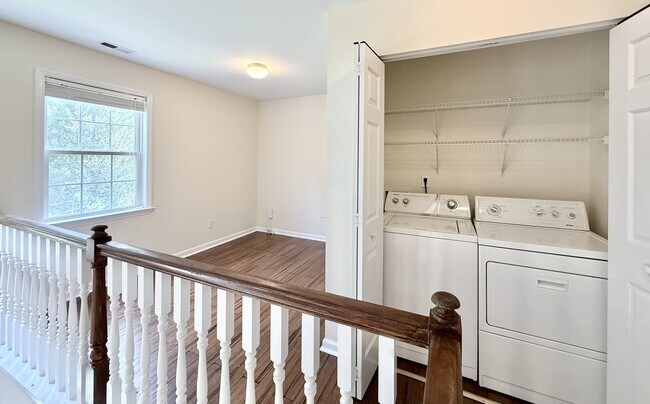 Building Photo - 2729 E Shoreham St