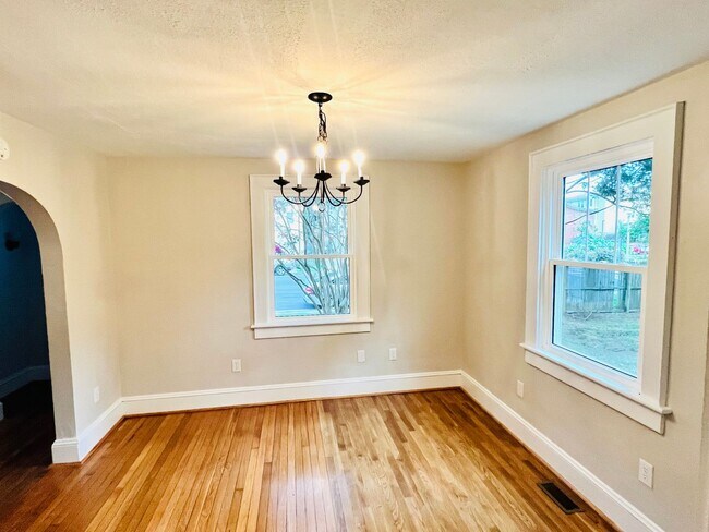 Building Photo - Completely Renovated 4BR Beach Cottage! Tw...