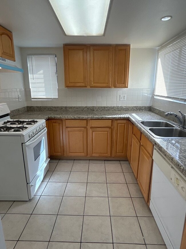 Building Photo - 3 Bedroom Condo for rent in the most desirable Alhambra Area Walking to Alhambra HS