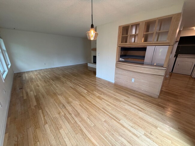 Building Photo - (969) Lance Way - 3 Bedroom / 2 Bath Home
