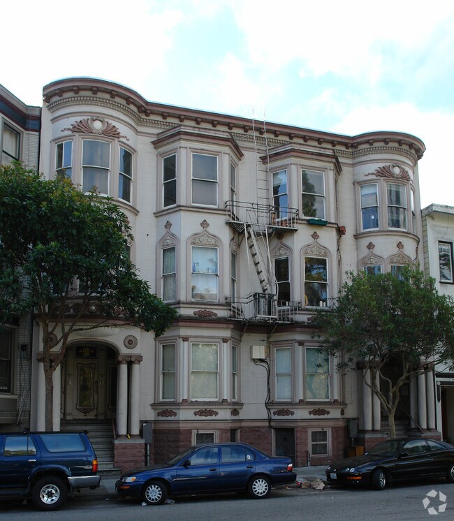 Primary Photo - 2027-2031 Oak St