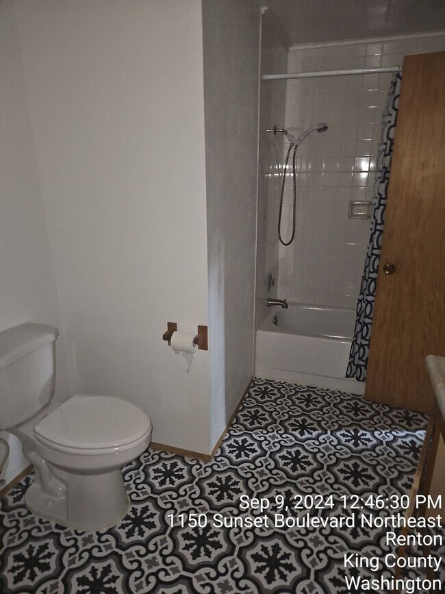 Building Photo - Renton Sunset Heights Condominiums - 2 bedroom 1 bathroom lower floor unit - Water, Sewer & Garba...