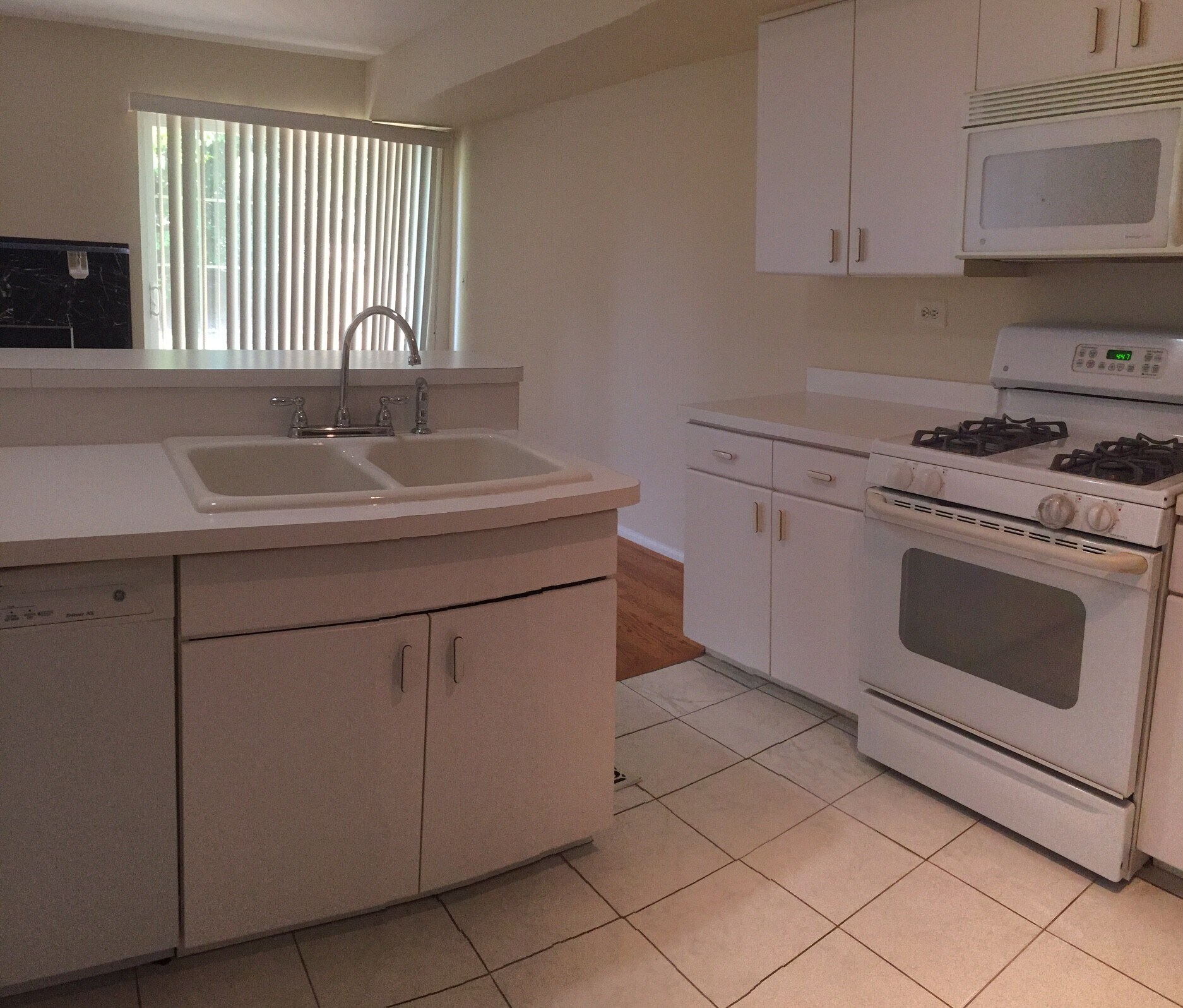 Building Photo - 396 Bentley Pl