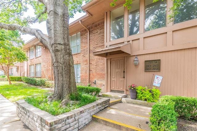 Building Photo - 10558 High Hollows Dr