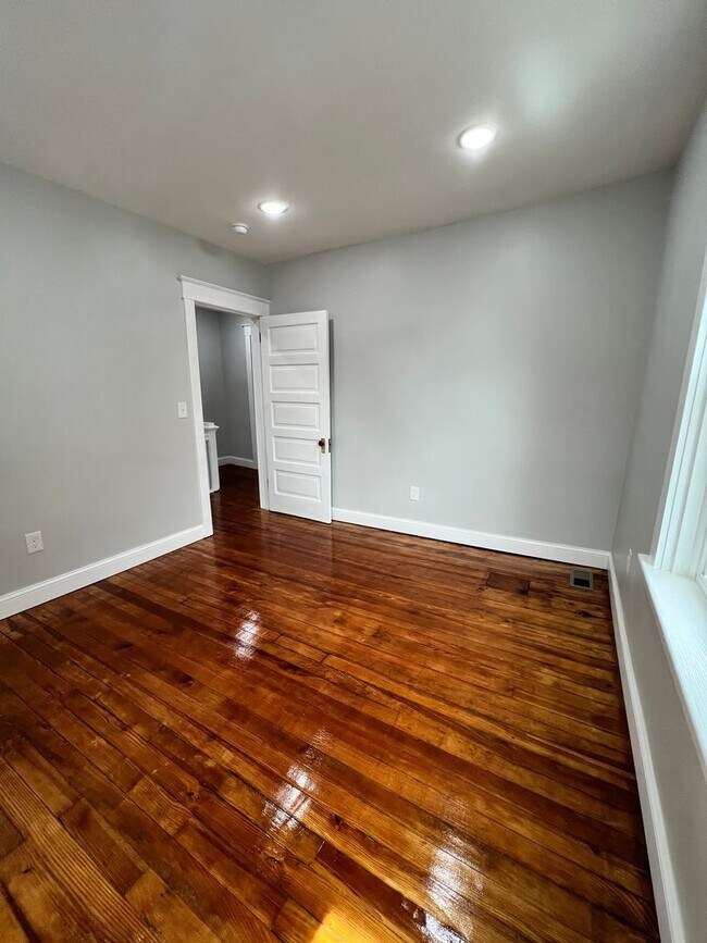 Building Photo - 25 N Poplar St