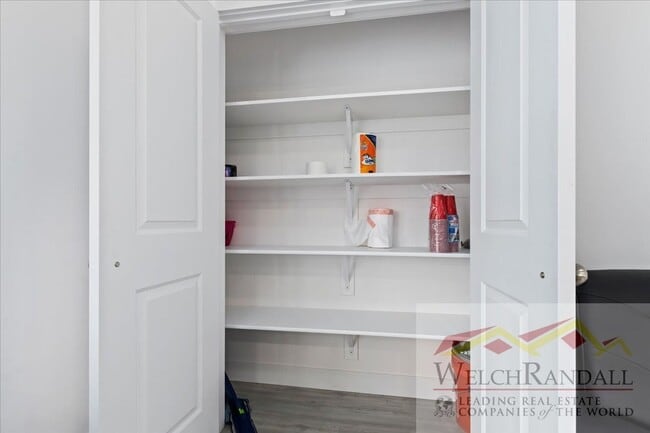 Building Photo - Townhome with Style and Space Close to Dow...
