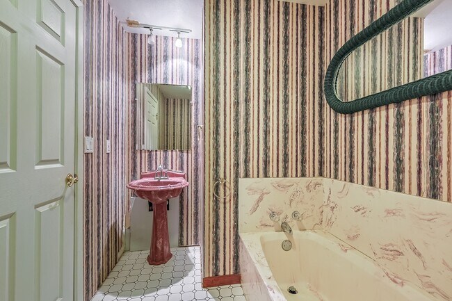 Building Photo - 8 Vick Rd