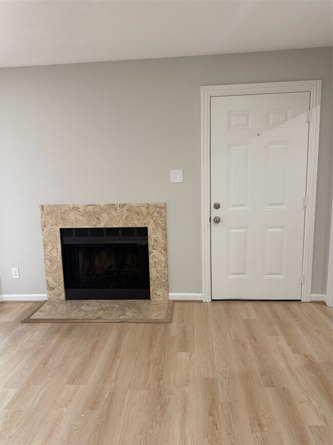 Building Photo - 9797 Leawood Blvd