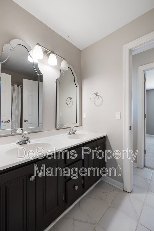 Building Photo - 703 Brent Glen Pl