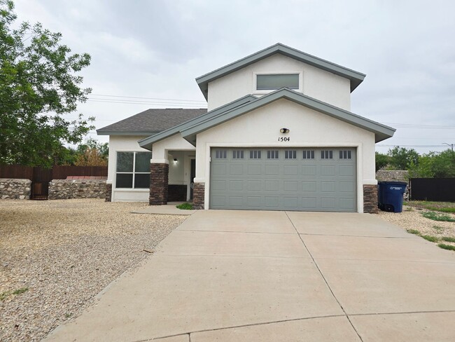 Primary Photo - Charming 3 bedroom, 2.5 bath home in West ...