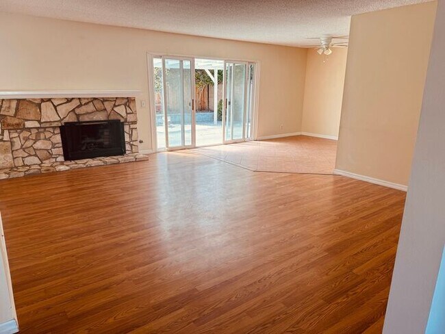 Building Photo - Single Level 3 Bedroom Bliss