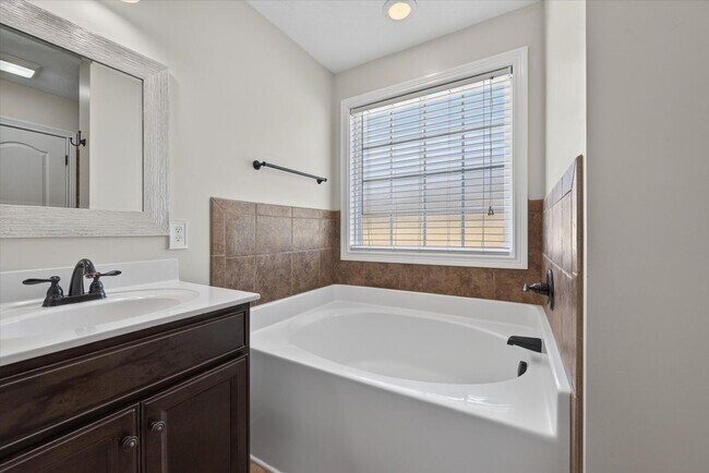Building Photo - 566 Falkland Cir