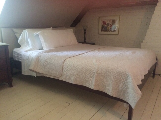 Queen bed - 245 Bradley St