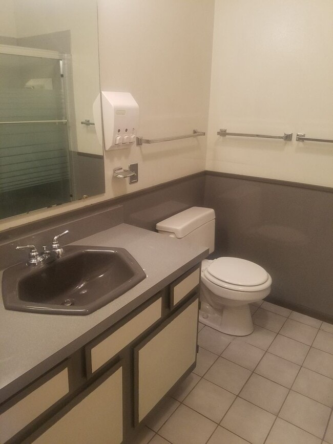 Building Photo - 3 Bed 2.5 bath townhome in Ammon right beh...