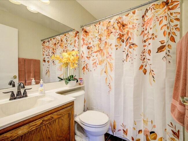 Building Photo - Modern 2 Bedroom 2 Bathroom home with comm...