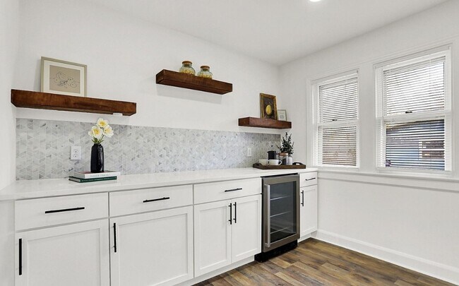 Building Photo - 3 Bed Home Accepting section 8 housing vouchers!