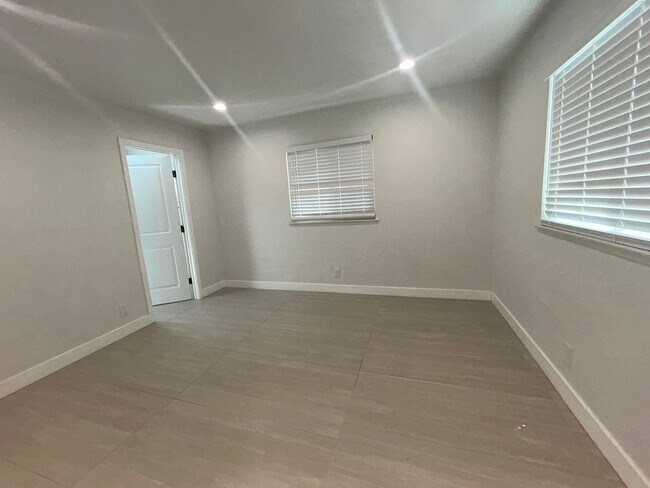 Building Photo - Spacious 3bed 2bath House for Rent in Garden Grove