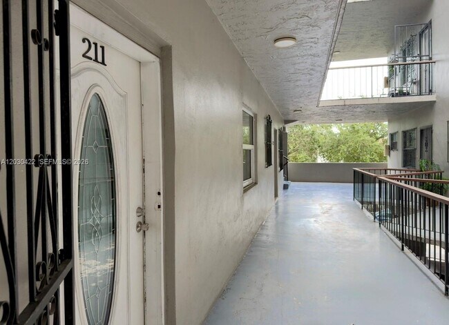 Building Photo - 1035 W 77th St