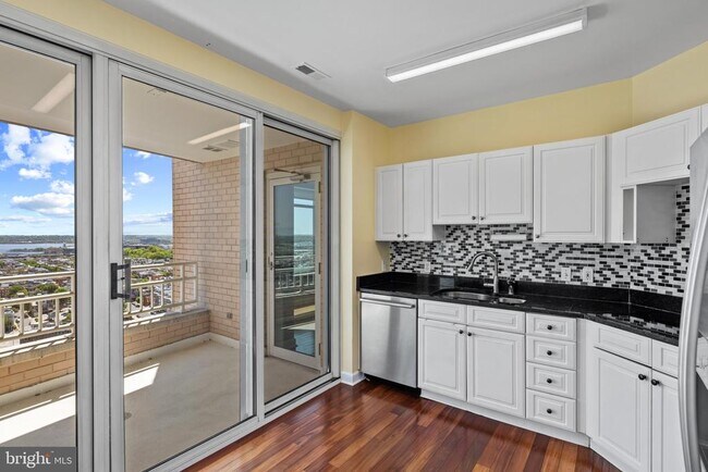 Building Photo - 100 Harborview Dr