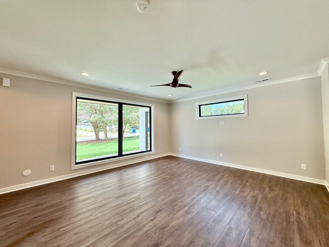 Building Photo - **OFFERING RENT PROMOTION FOR FIRST 6 MONT...