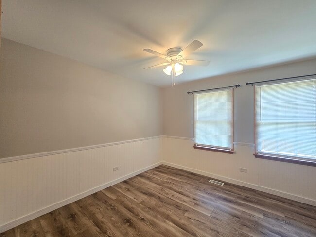 Building Photo - 1565 Old Barn Cir