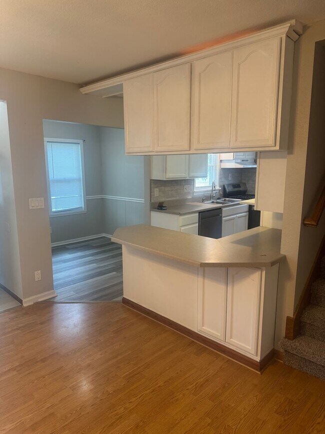 Building Photo - 5-Bedroom, 2-Bath Rental Home in Urbandale...