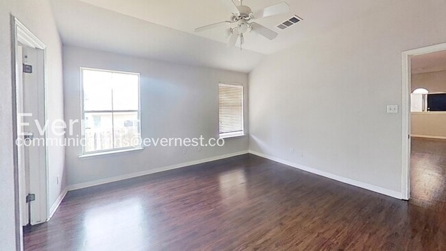 Building Photo - 1011 Iola Dr