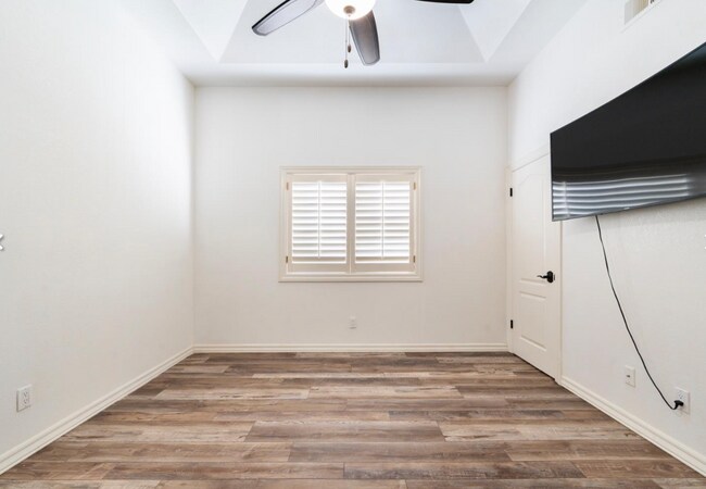 Building Photo - 585 E Chesapeake Cir