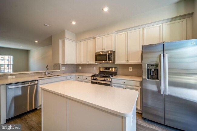 Building Photo - 14064 Sunrise Valley Dr