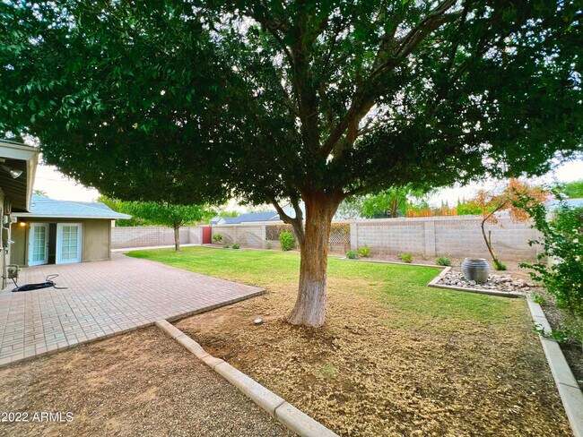 Building Photo - 3940 E Glenrosa Ave