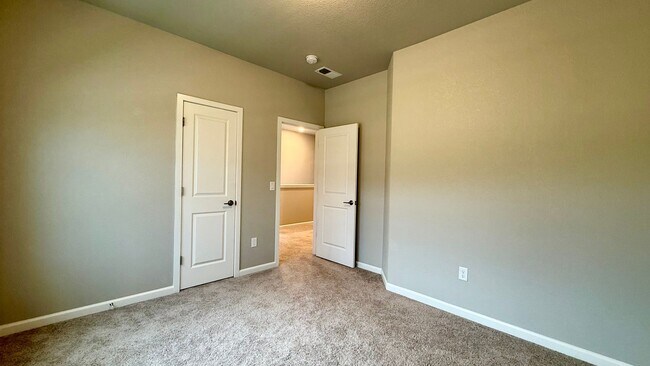 Building Photo - Modern Single-Family Home in Desirable Gol...