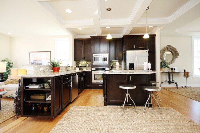 Building Photo - Inviting End-Unit Old Trail Townhome